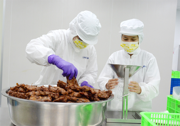 庇護工場的憨兒員工處理肉品