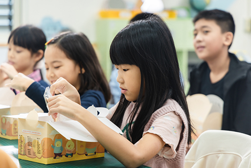 透過高速傳愛計畫收到公益餐盒的偏鄉學童