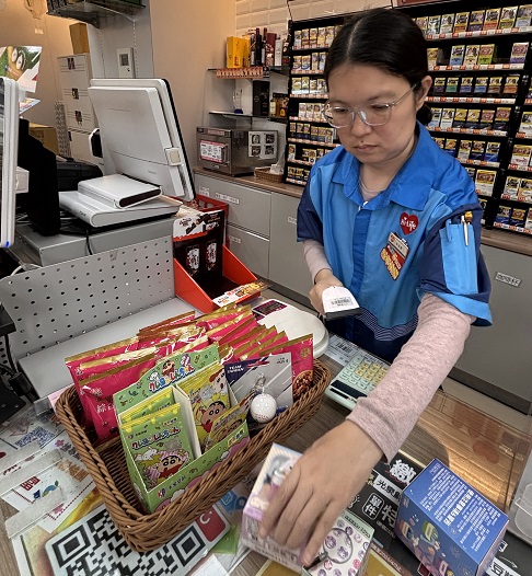 喜憨兒在萊爾富土城小天使店工作