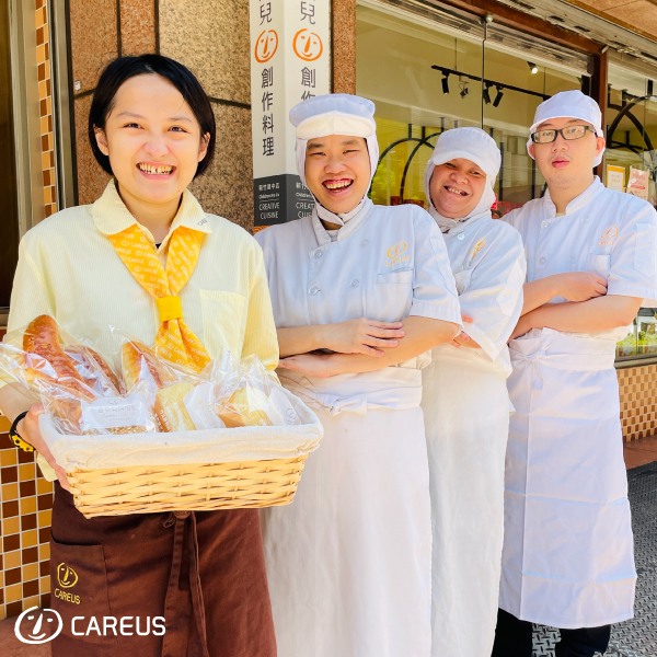 販售麵包與製作餐點的喜憨兒員工