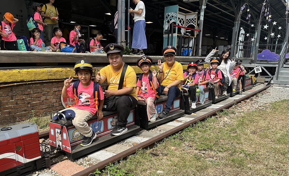 喜憨兒與福民國小學童體驗小火車