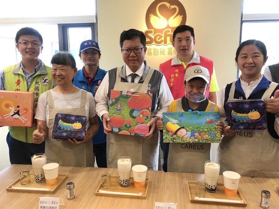 市長鄭文燦幫宣傳也跟著喜憨兒動手做珍奶