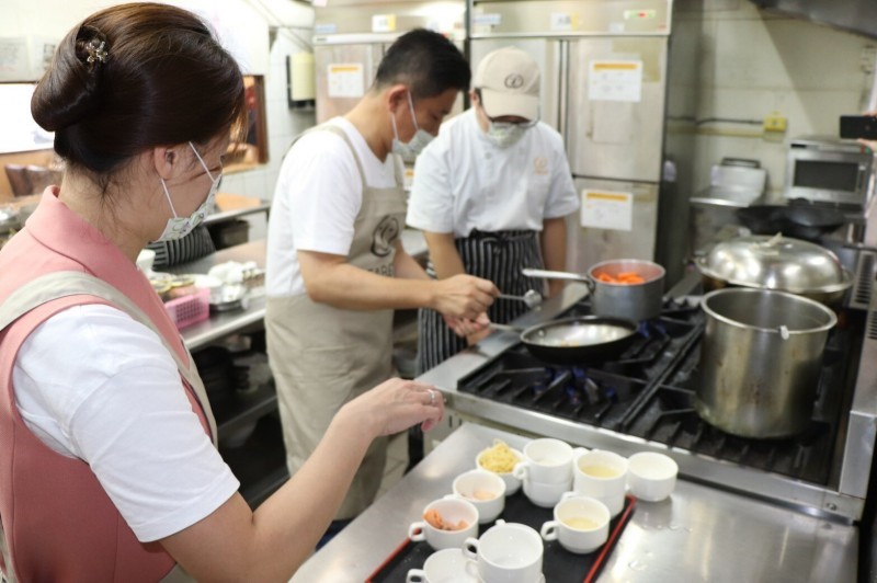 給心智障礙者展現一片天 鄭宏輝拜師學料理給承諾！
