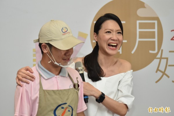 憨兒月餅 邀麻辣教授曲家瑞代言