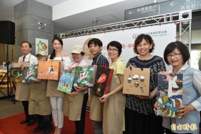 憨兒月餅 邀麻辣教授曲家瑞代言