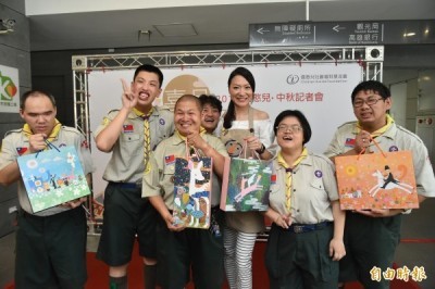 憨兒月餅 邀麻辣教授曲家瑞代言