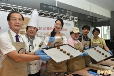 憨兒月餅 邀麻辣教授曲家瑞代言