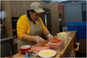 喜憨兒庇護員工各司其職  喜憨兒庇護商店輕食飲料好品質