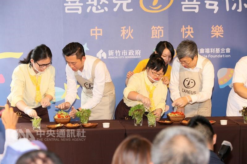 副總統參訪喜憨兒餐廳 與憨兒同樂做菜