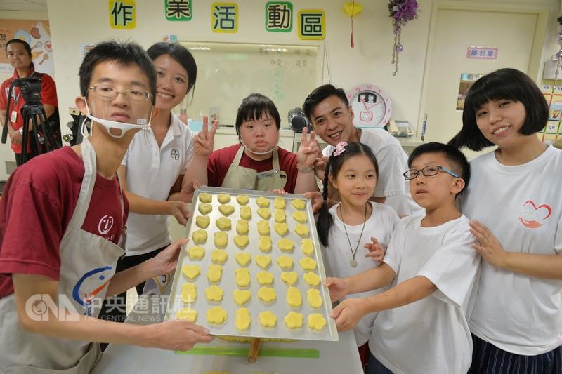 關懷無界限 喜憨兒血友病友齊做餅乾