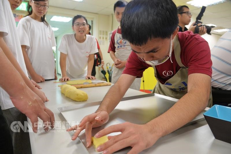 關懷無界限 喜憨兒血友病友齊做餅乾