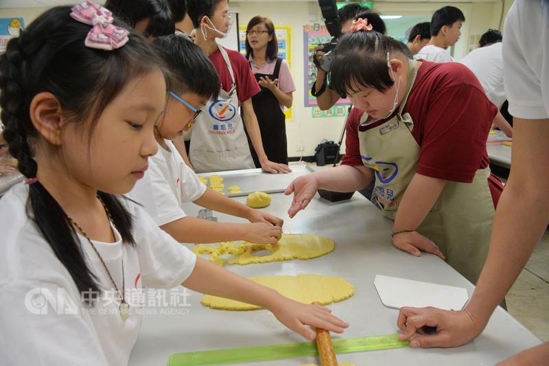關懷無界限 喜憨兒血友病友齊做餅乾