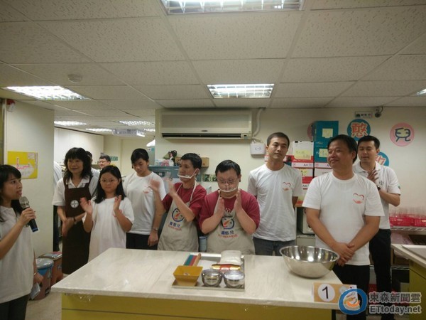 血友病患主動出擊　請喜憨兒「當老師」教做餅乾