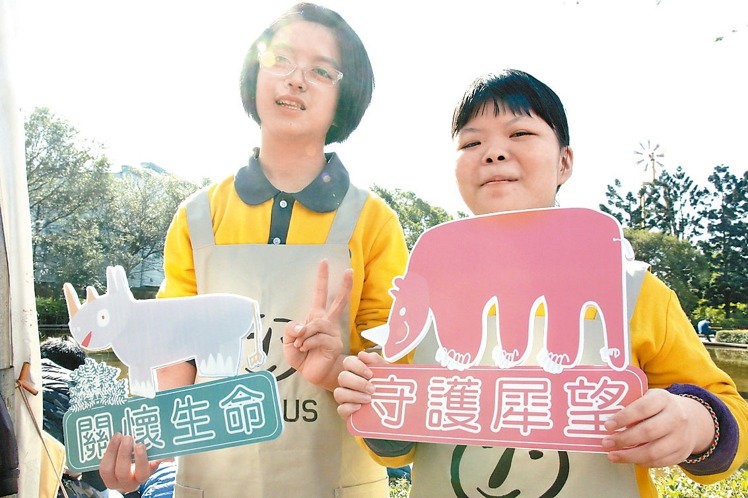 最棒的耶誕禮物！5千弱勢童穿犀牛T遊六福村