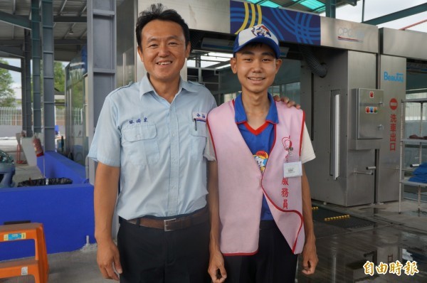 佛心加油站雇用14名憨兒，站長：穩定又服從