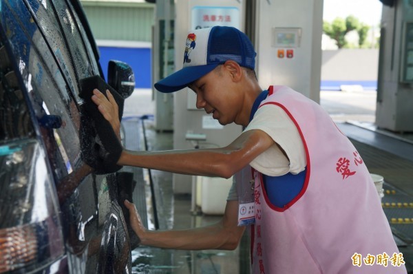 佛心加油站雇用14名憨兒，站長：穩定又服從