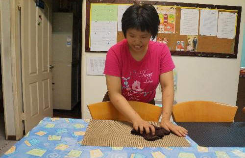 夜間社區家園 教憨兒學習獨立生活