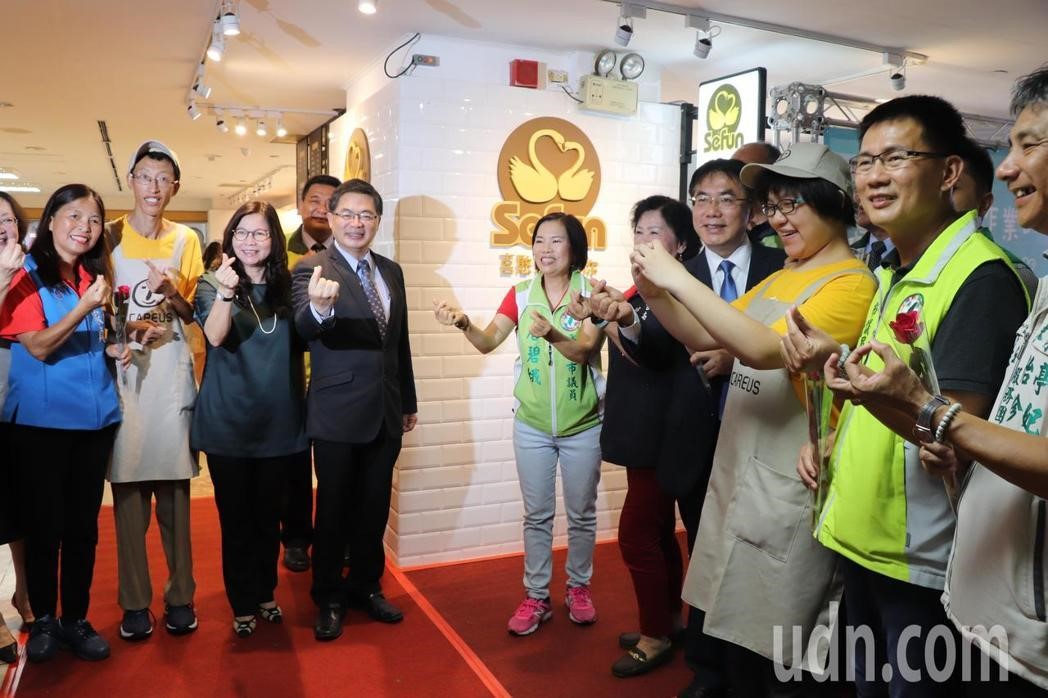 憨兒咖啡館開幕 黃偉哲kuso拿麵包揮「全壘打」