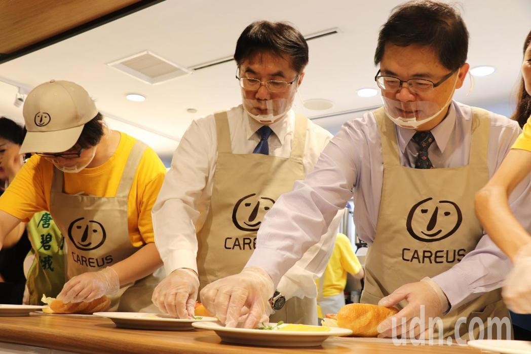 憨兒咖啡館開幕 黃偉哲kuso拿麵包揮「全壘打」