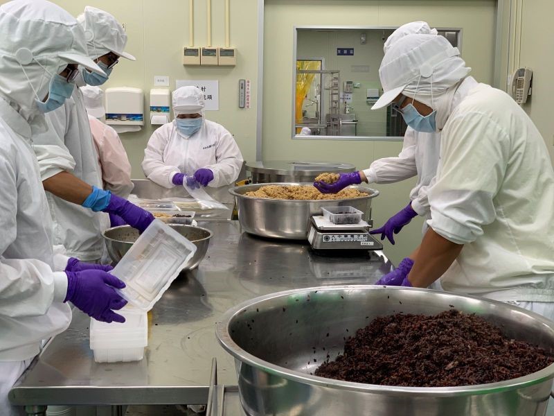 端午節最暖的故事！這群憨兒親做油飯 要讓弱勢家庭好過節