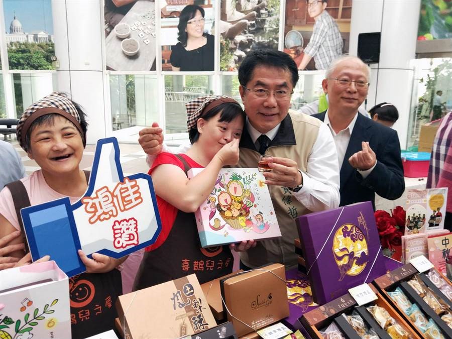 黃偉哲促銷身障秋節禮盒 籲佳節送禮不忘做公益