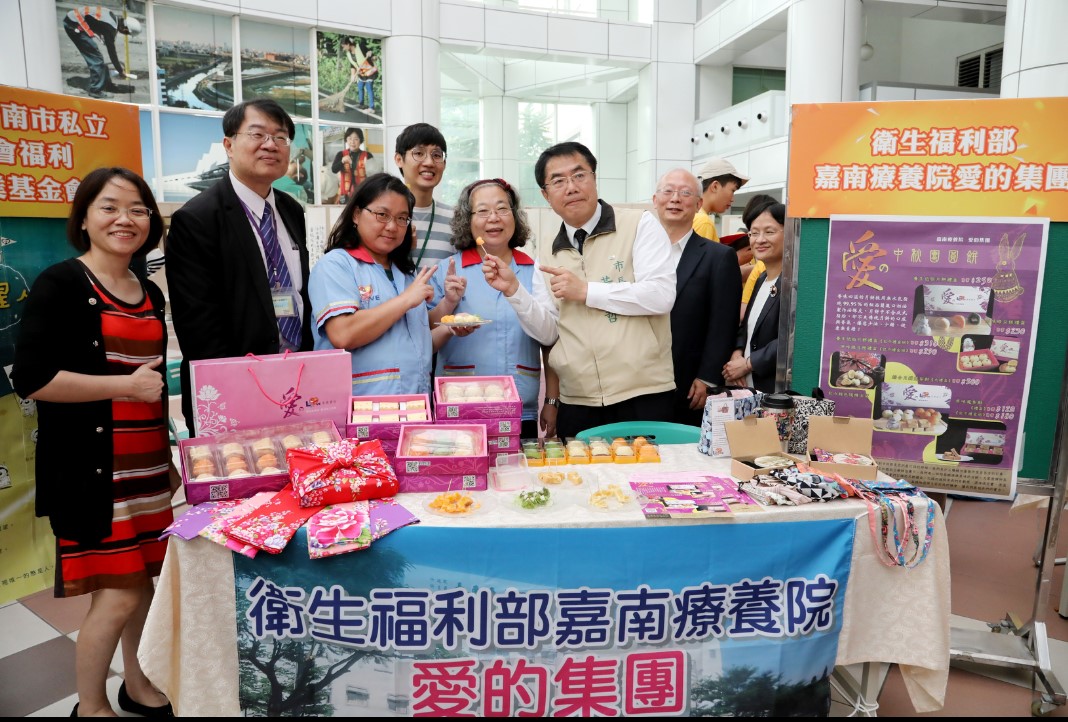 攜手助愛，歡慶中秋  黃市長促銷秋節愛心禮盒