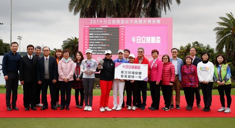 獲獎選手與出席貴賓及慈善團體合影