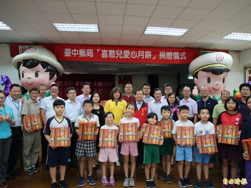 台中郵局與喜憨兒社會福利基金會合作 捐月餅助弱勢學童