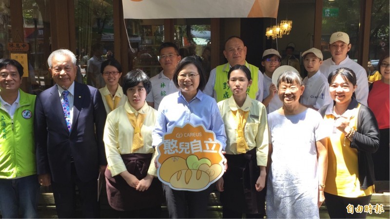 郭台銘退黨》蔡英文露出微笑…不語